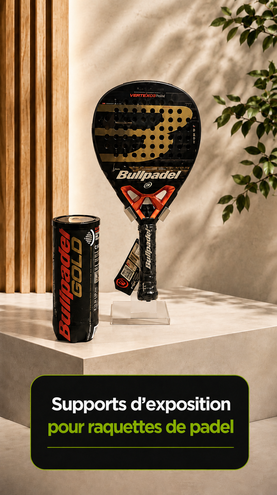 **Texte ALT (français) :** Raquette Bullpadel exposée sur un support de présentation moderne pour raquettes de padel, dans un environnement élégant avec éclairage naturel et design minimaliste, idéal pour magasins et clubs de padel.